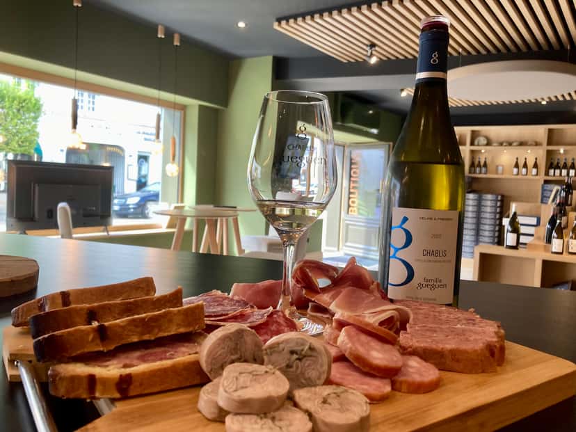 Degustação de vinhos com charcutaria local no Domaine Céline & Frédéric Gueguen
