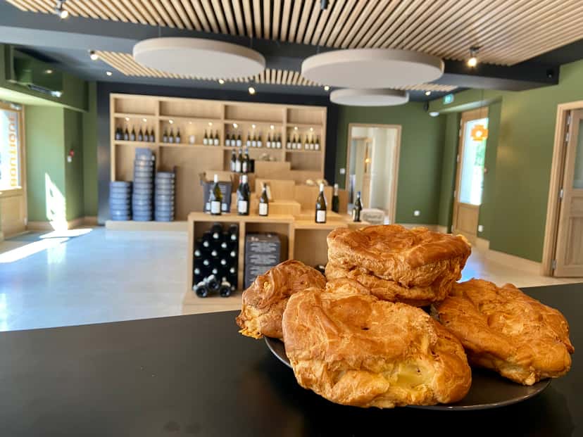 Degustação de vinhos harmonizada com gougères no Domaine Celine & Frederic Gueguen