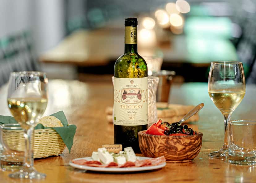 Degustação de vinhos com lanches leves e passeio na Theotoky Estate