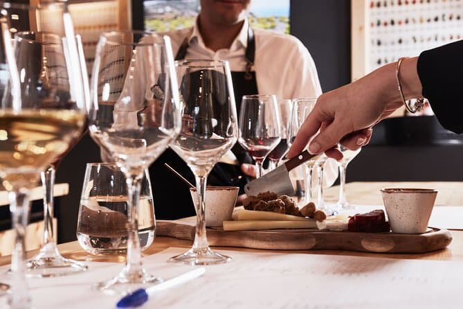 Experiência gastronômica e vinícola: tour de vinhos e almoço ou jantar com 4 pratos de produtos sazonais harmonizados com 7 vinhos.