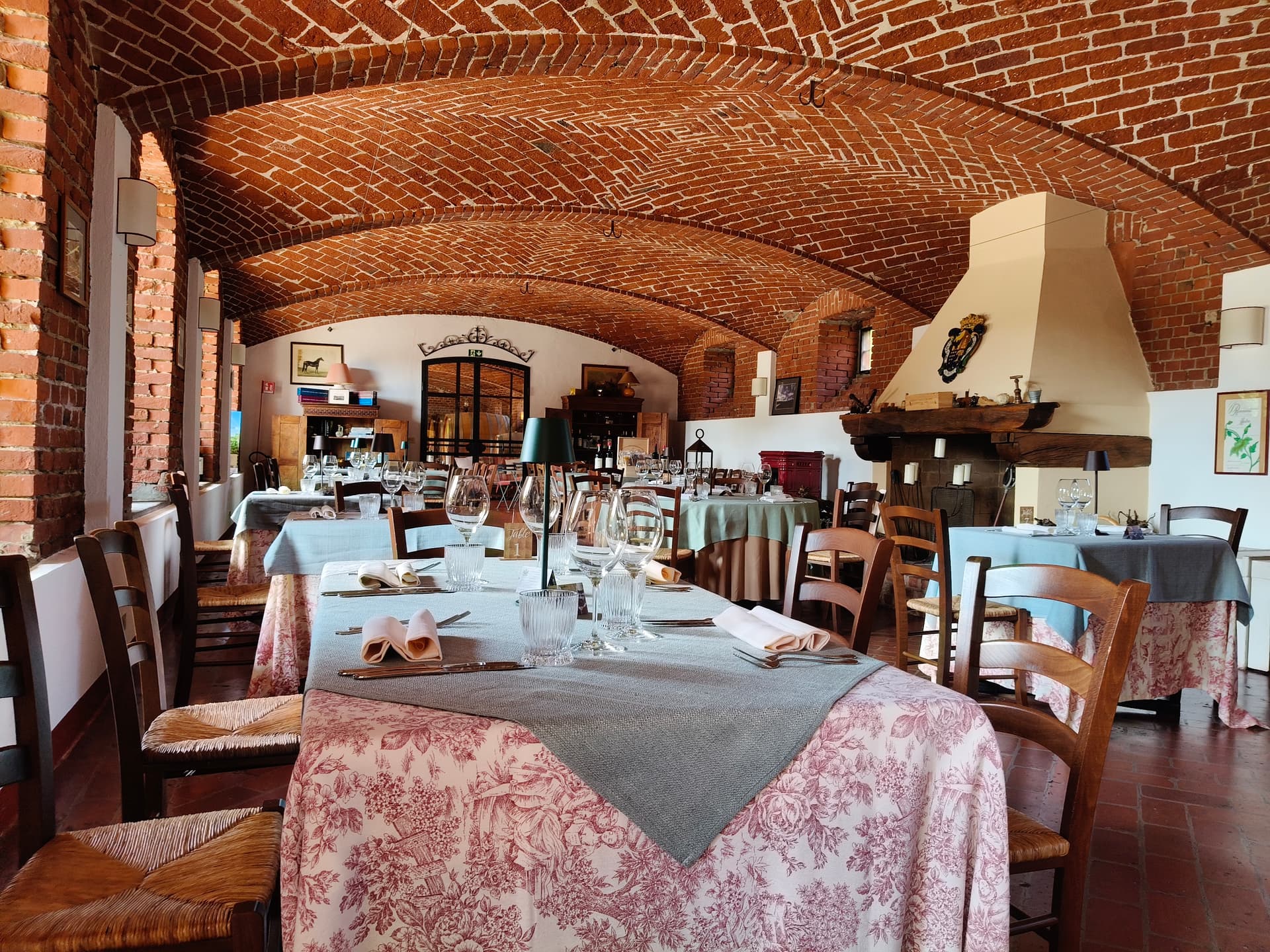 Visita della cantina e degustazione di vini durante la cena con… foto 5