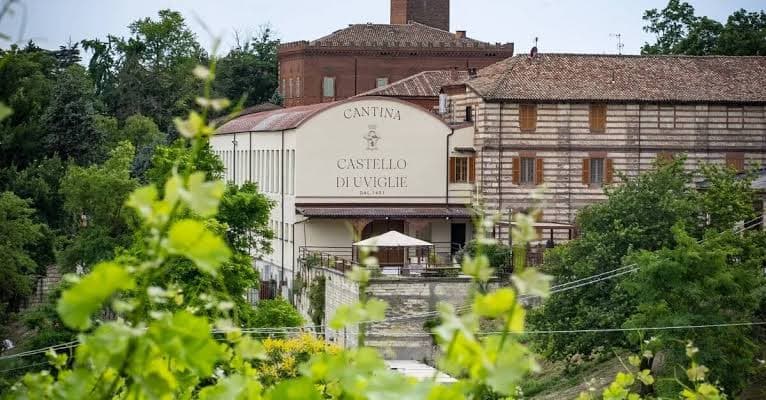El estilo Castello di Uviglie: recorrido por las antiguas canteras de Pietra da Cantoni, visita a la bodega y degustación