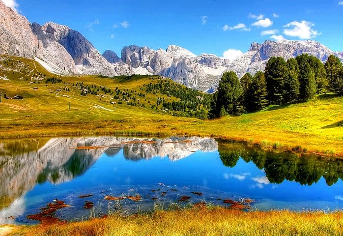 Lago di montagna nelle Dolomiti nella regione vinicola del Trentino-Alto Adige