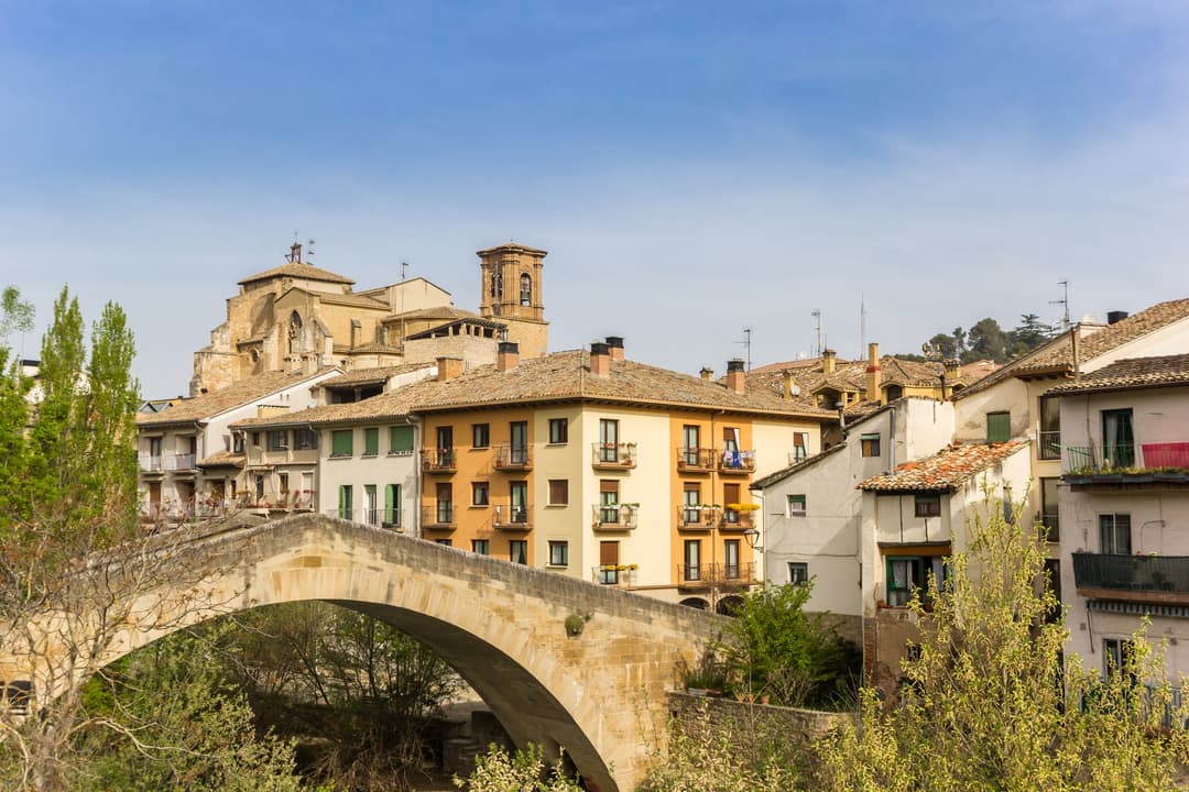 Alte römische Brücke in der historischen Stadt Estella, Spanien