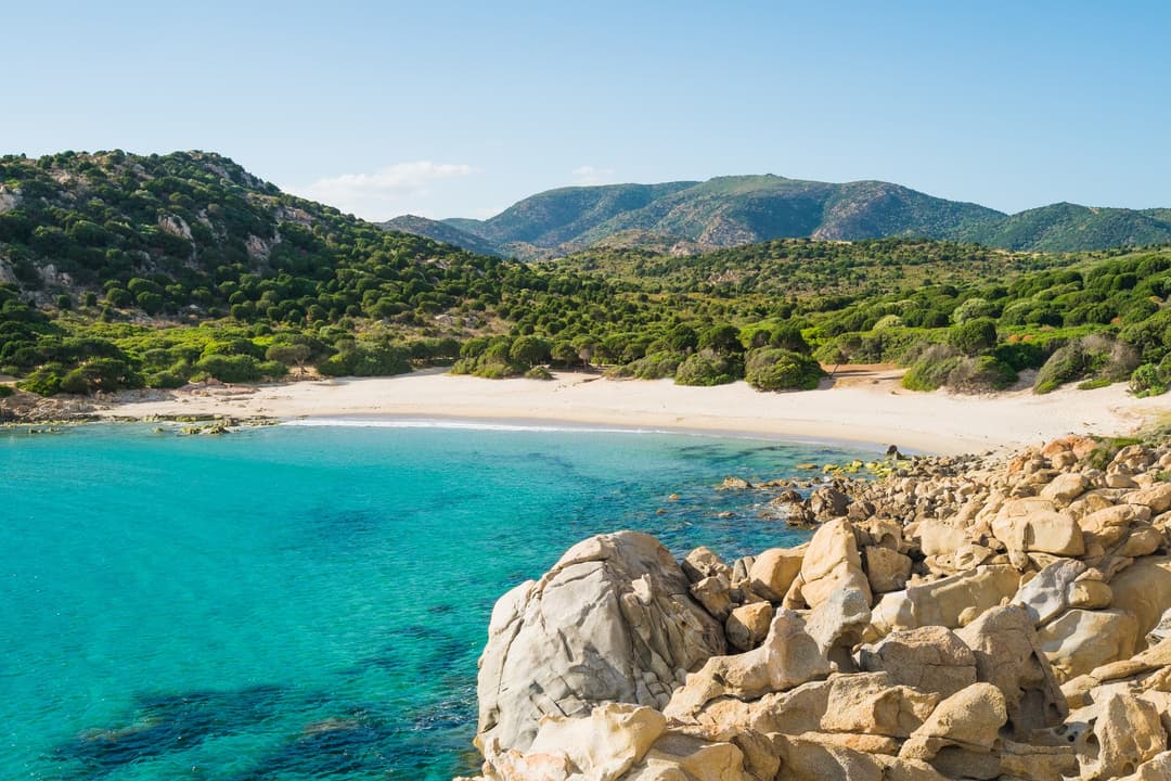 Cala Cipolla, einer der schönsten Strände von Chia, Sardinien, Italien
