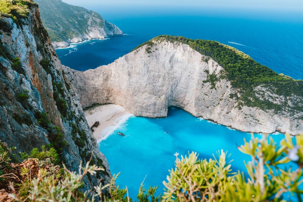 Água azul na praia de Navagio ou baía do Naufrágio, ponto turístico famoso da ilha de Zakynthos, Grécia.