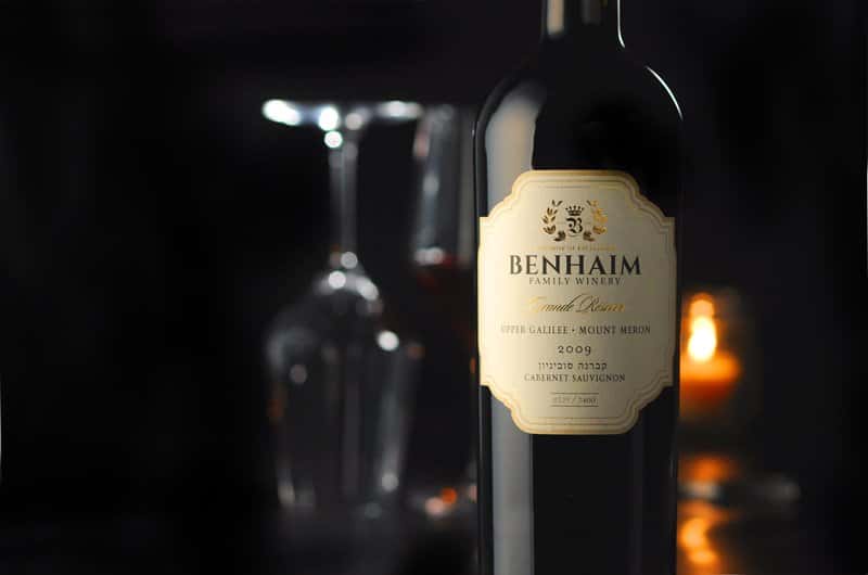 Degustazione di vini durante la visita alla cantina Benhaim