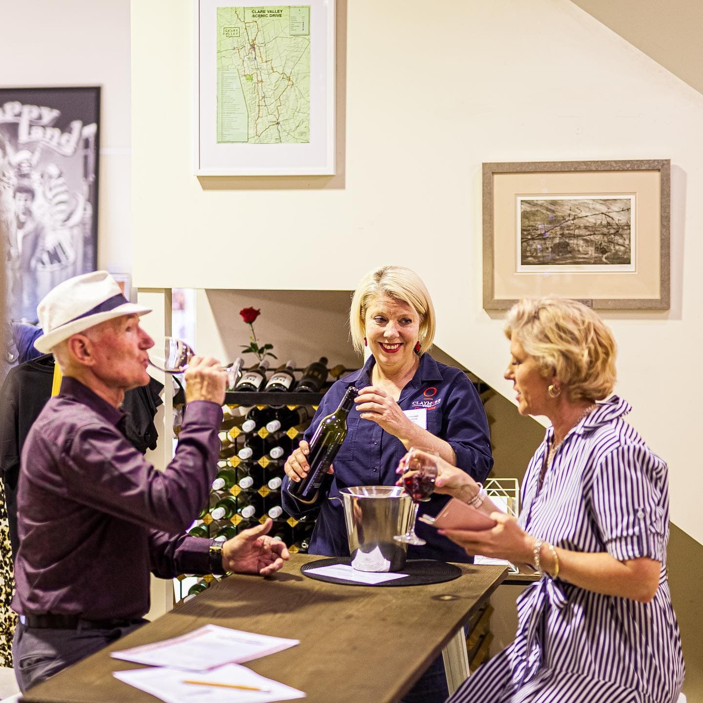 Degustação de vinhos populares na Claymore Wines