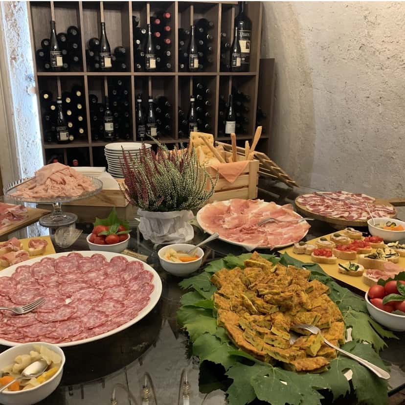Tour e degustação de vinhos com petiscos locais na Cantina Meroni