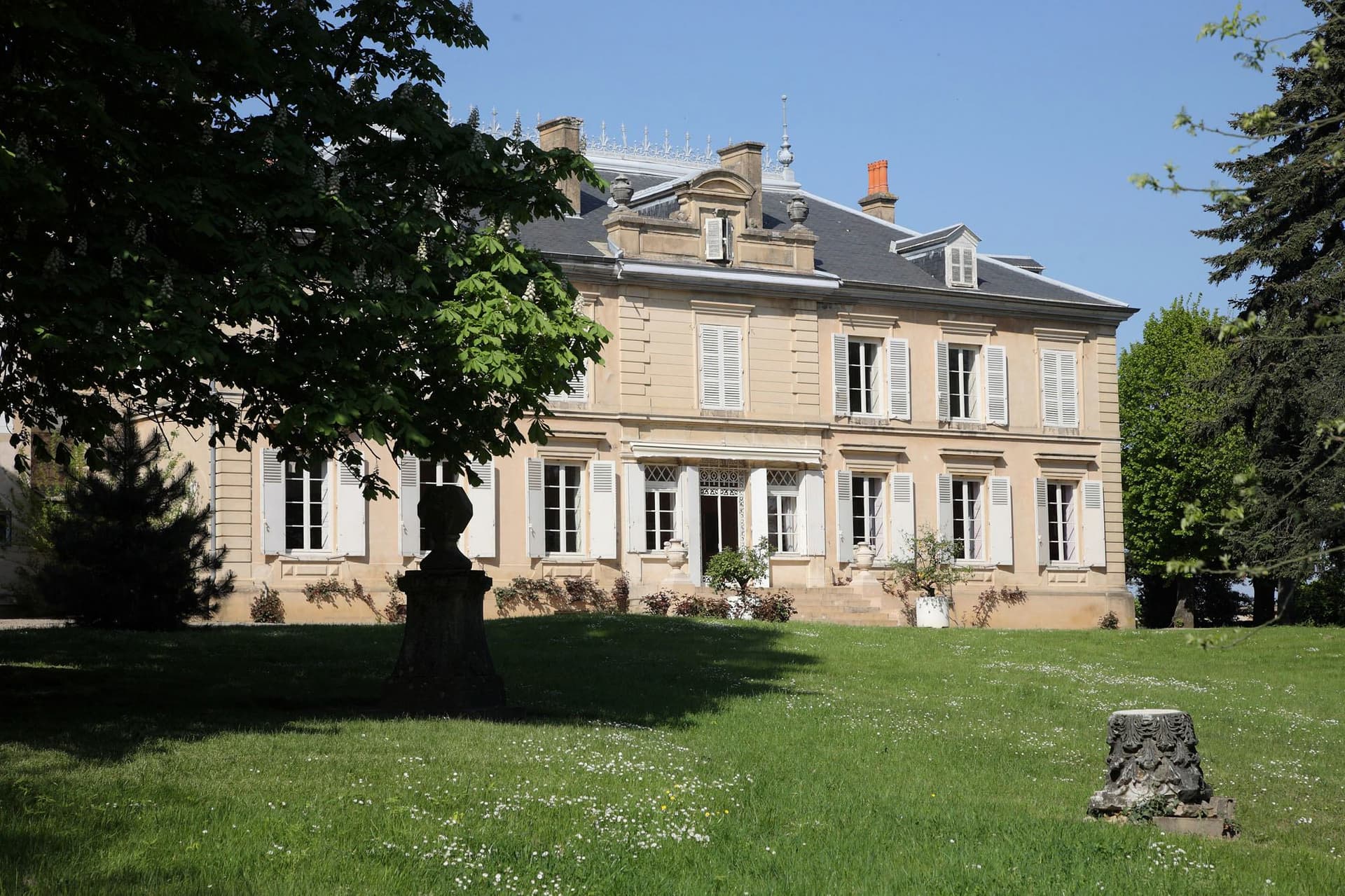 Château des Ravatys: A Historic Winery in Beaujolais foto 1