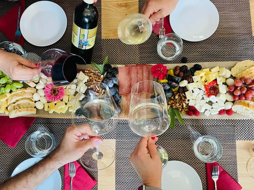 Degustação de 7 vinhos com comida local na vinícola Dragoshinov