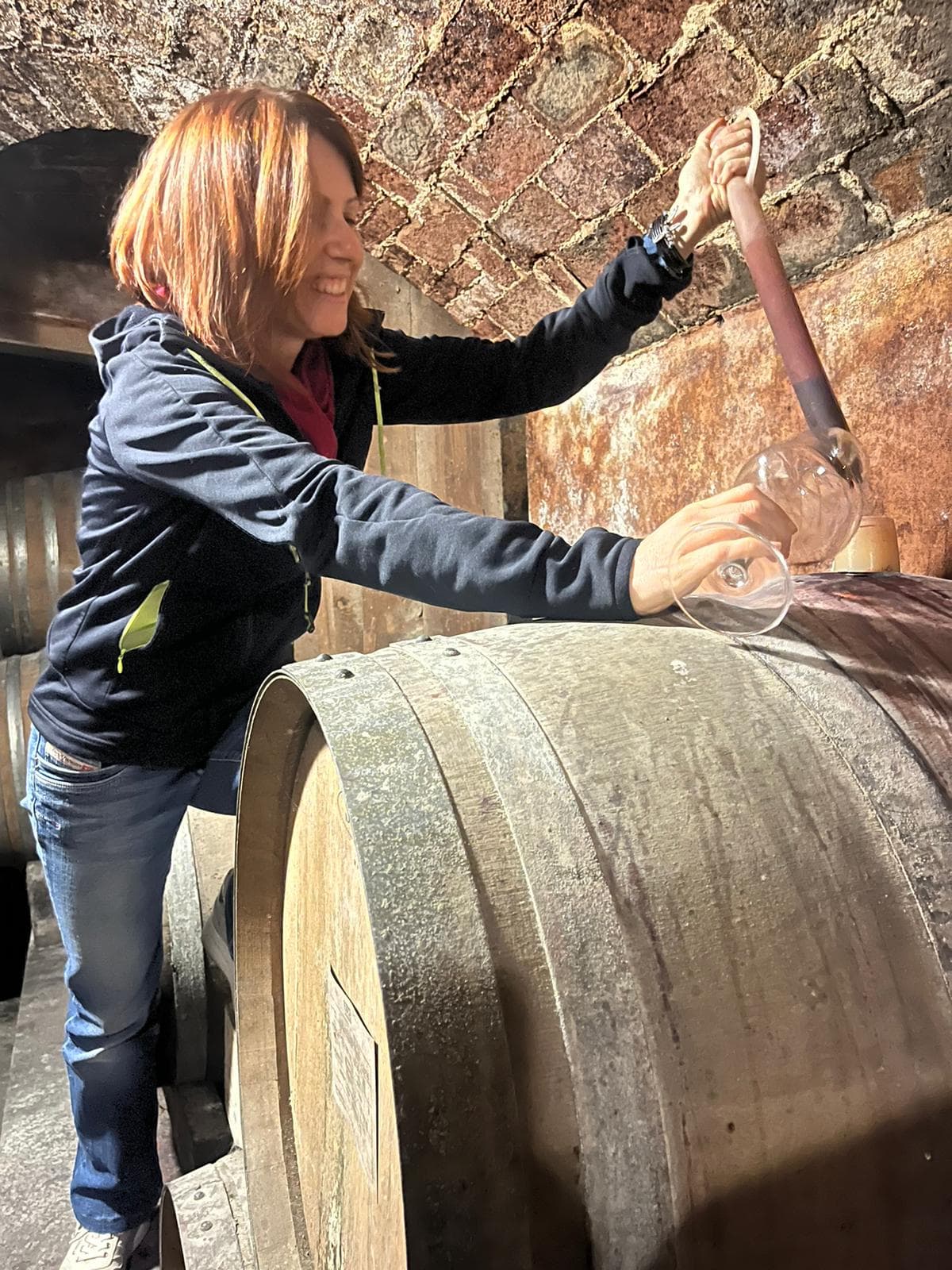Degustação de vinhos - Servindo vinhos de barris com o ladrão de vinhos