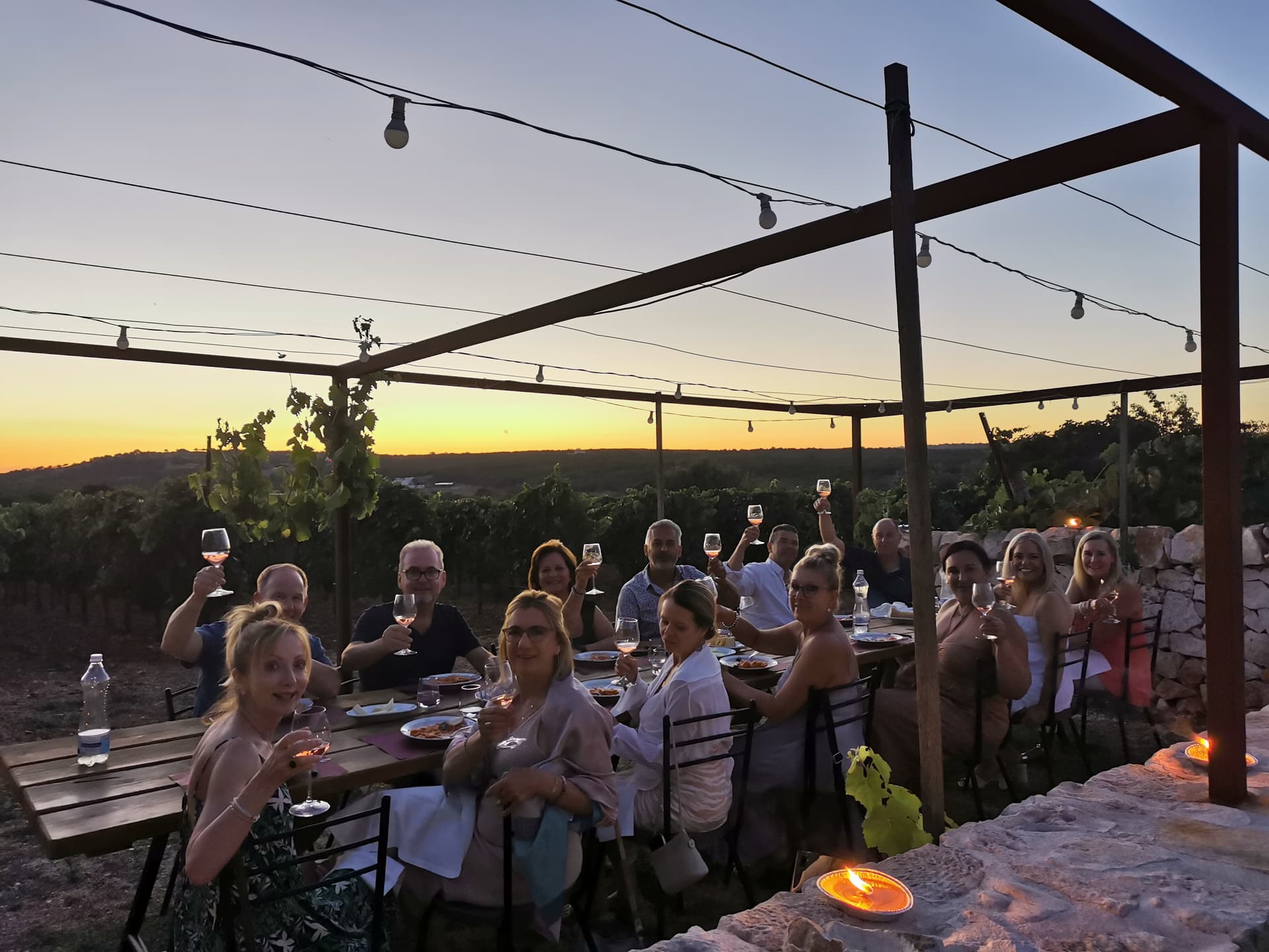 Experiência de vinho e comida entre trulli