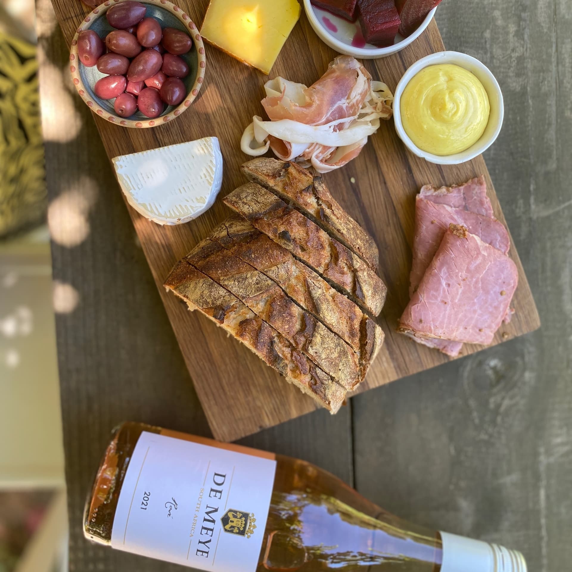 Cata de vinos y plato en De Meye Wine Estate