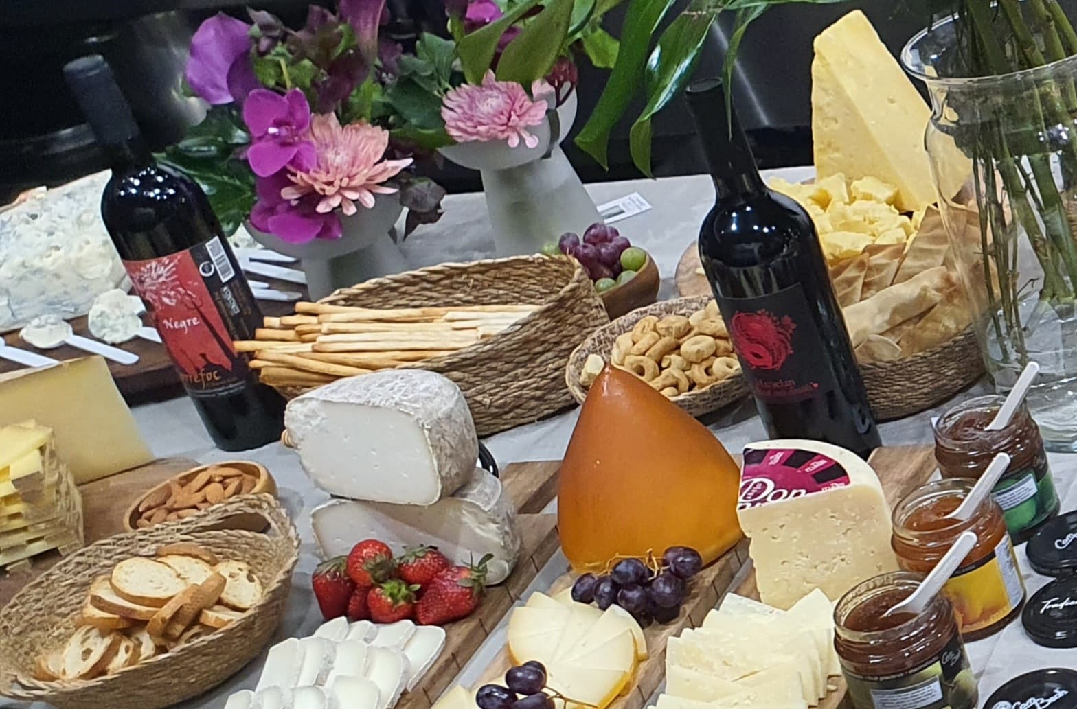 Accords mets et vins avec fromages et charcuteries locales