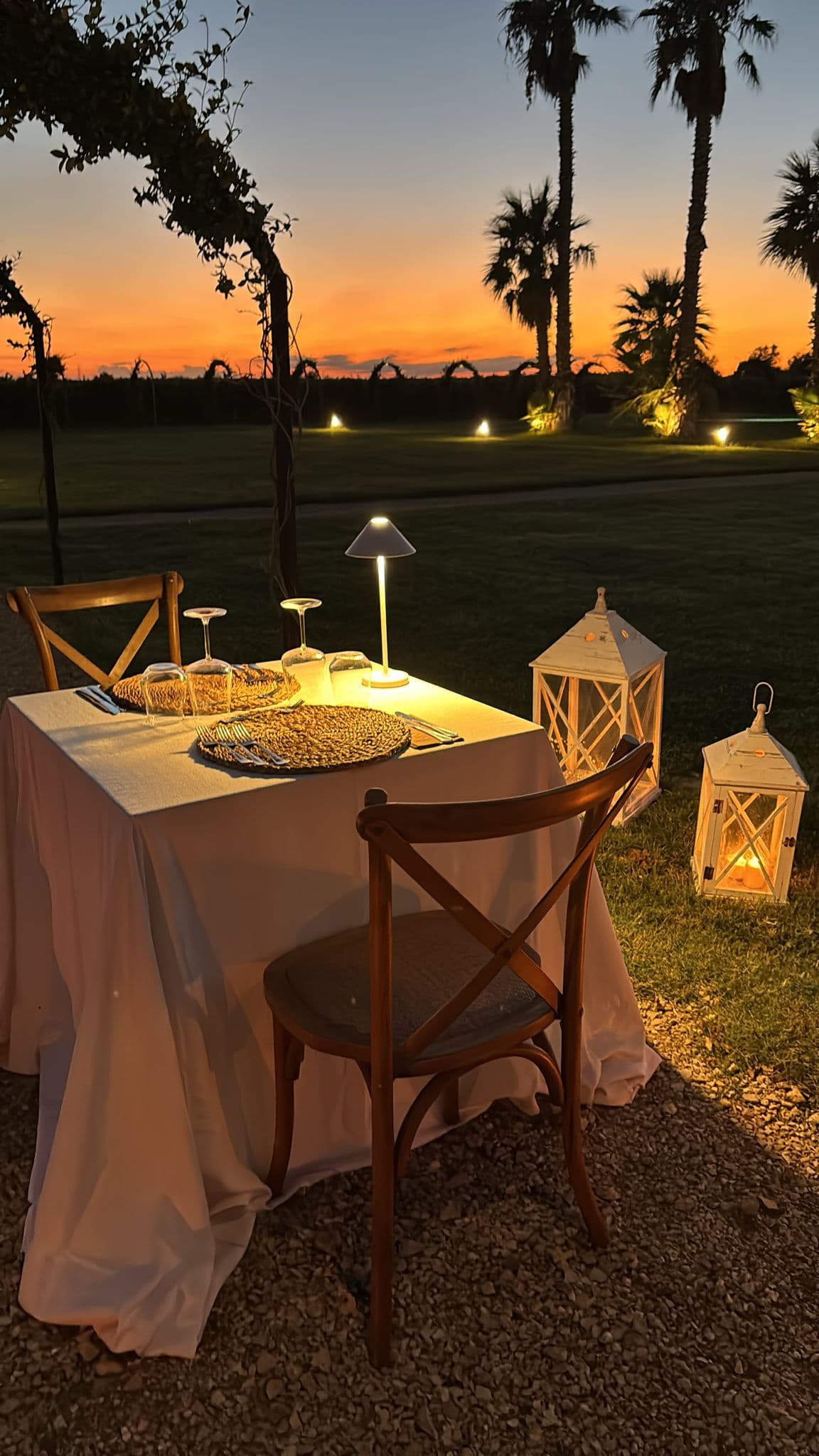 Abendessen bei Sonnenuntergang in den Torleanzi-Weinbergen