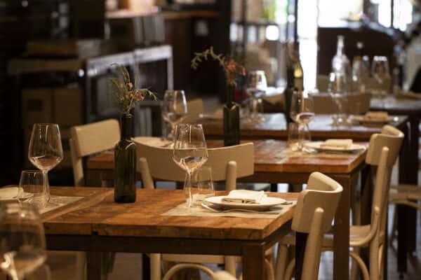 Visita à vinícola, degustação de vinhos e almoço.