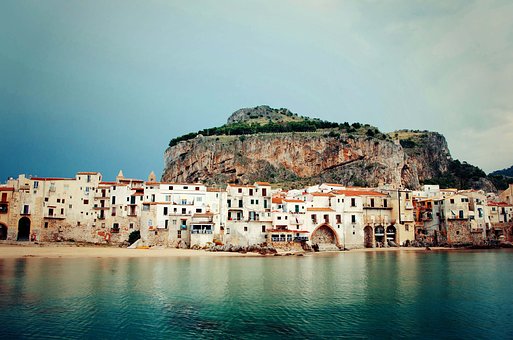 città di Cefalù paesaggio da vedere su Cafalù, regione vinicola della Sicilia, Italia