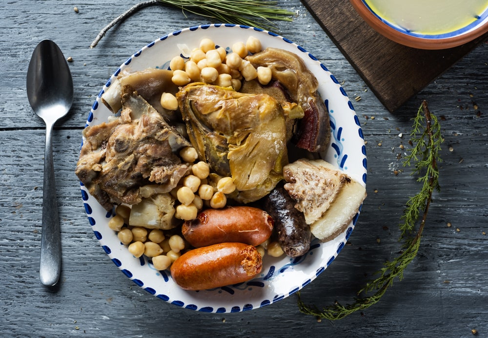 Cocido Madrileño - Plat traditionnel madrilène réconfortant à base de pois chiches de Madrid