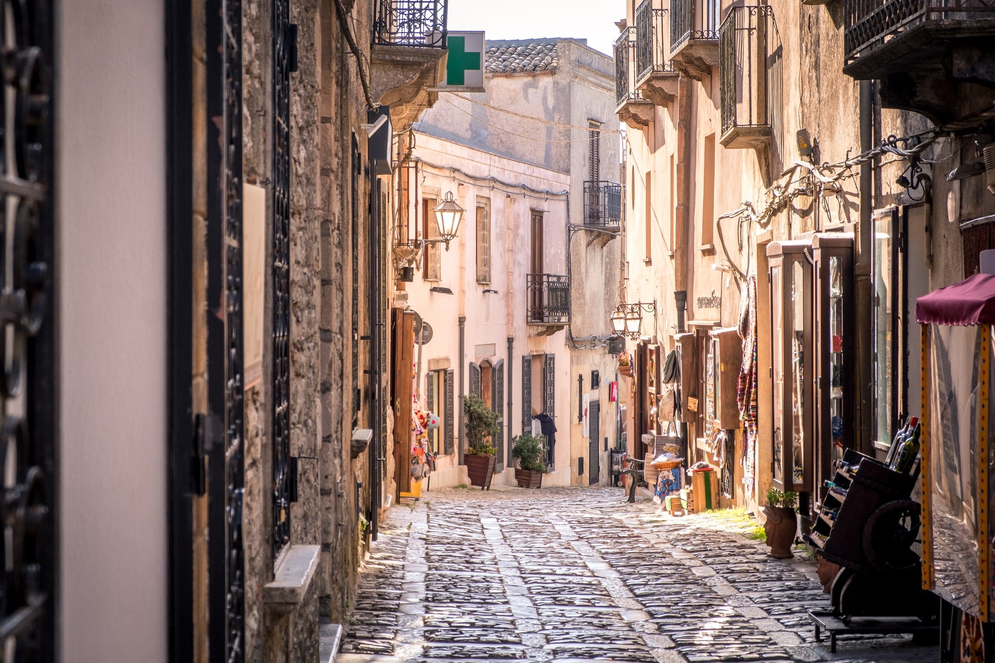 Camminare per le strade di Erice, regione vinicola della Sicilia, Italia
