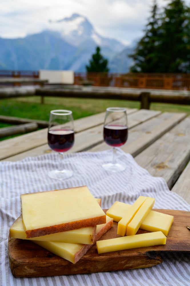 Comte franc&eacute;s, copas de vino y picos de monta&ntilde;as de los Alpes cuentan todo sobre las regiones de Jura y Saboya
