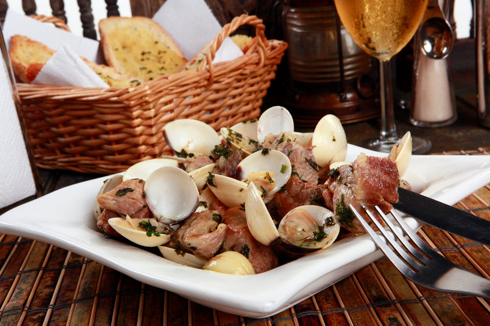 Traditionelles portugiesisches Schweinefleisch & Muscheln oder Porco a Alentejana zum Probieren in der Alentejo-Weinregion