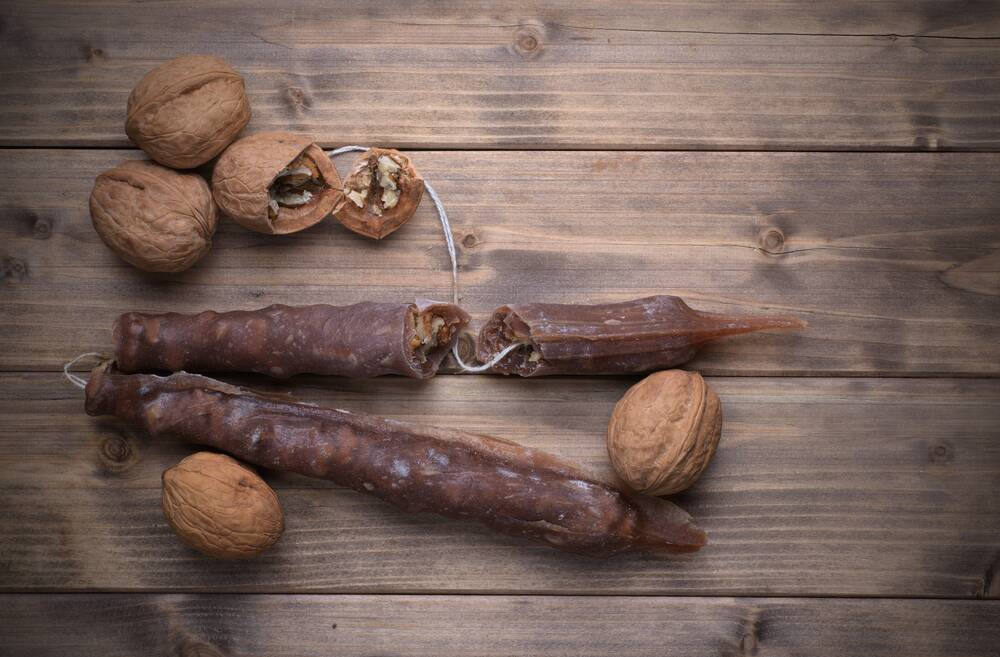 Assaggia churchkhela - dolce tradizionale georgiano fatto con vino e noci