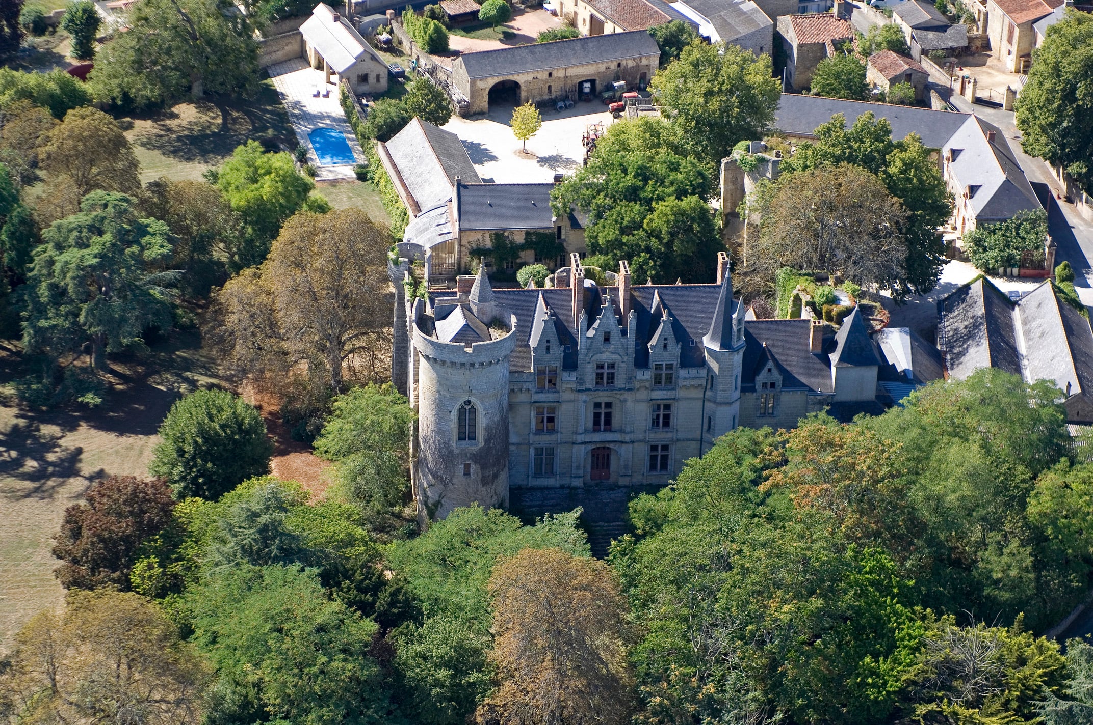 Chateaudetigne-vins-gérard-depardieu