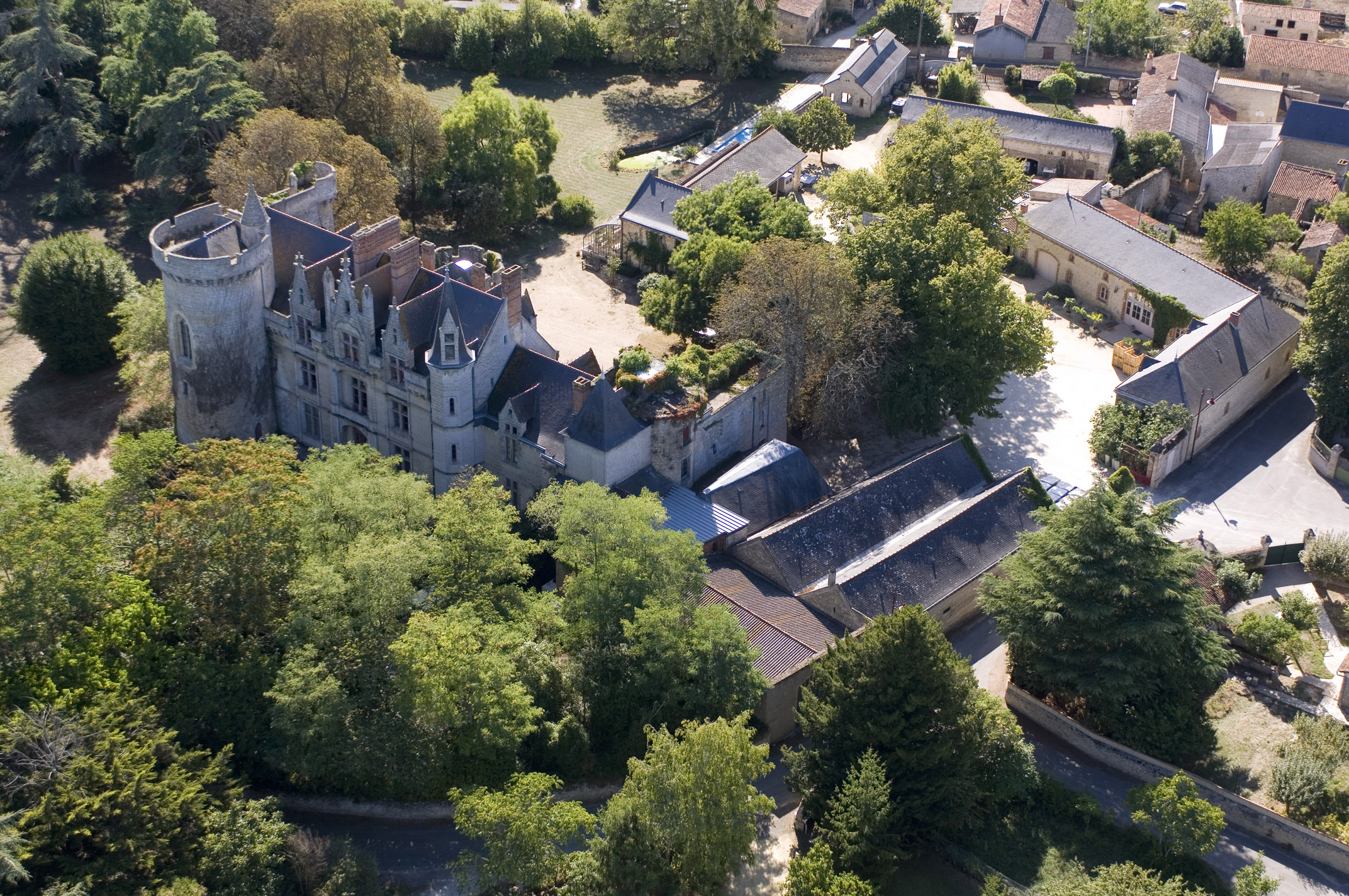 Chateaudetigne-vins-gérard-depardieu-1